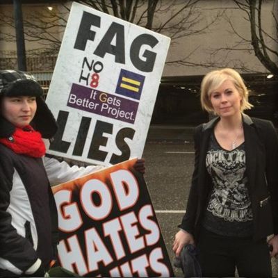 EUA: Westboro Baptist Church ataca cantora lésbica, que respode com selfie