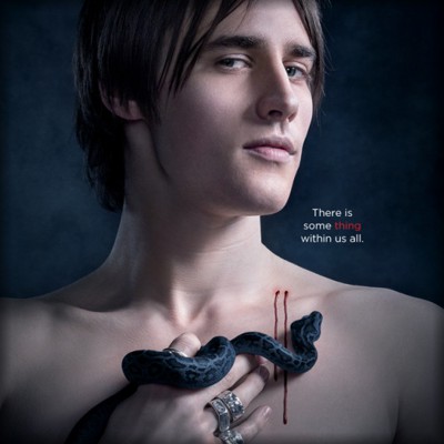 TELEVISÃO: Josh Hartnett beija apaixonadamente o ator Reeve Carney na série Penny Dreadful